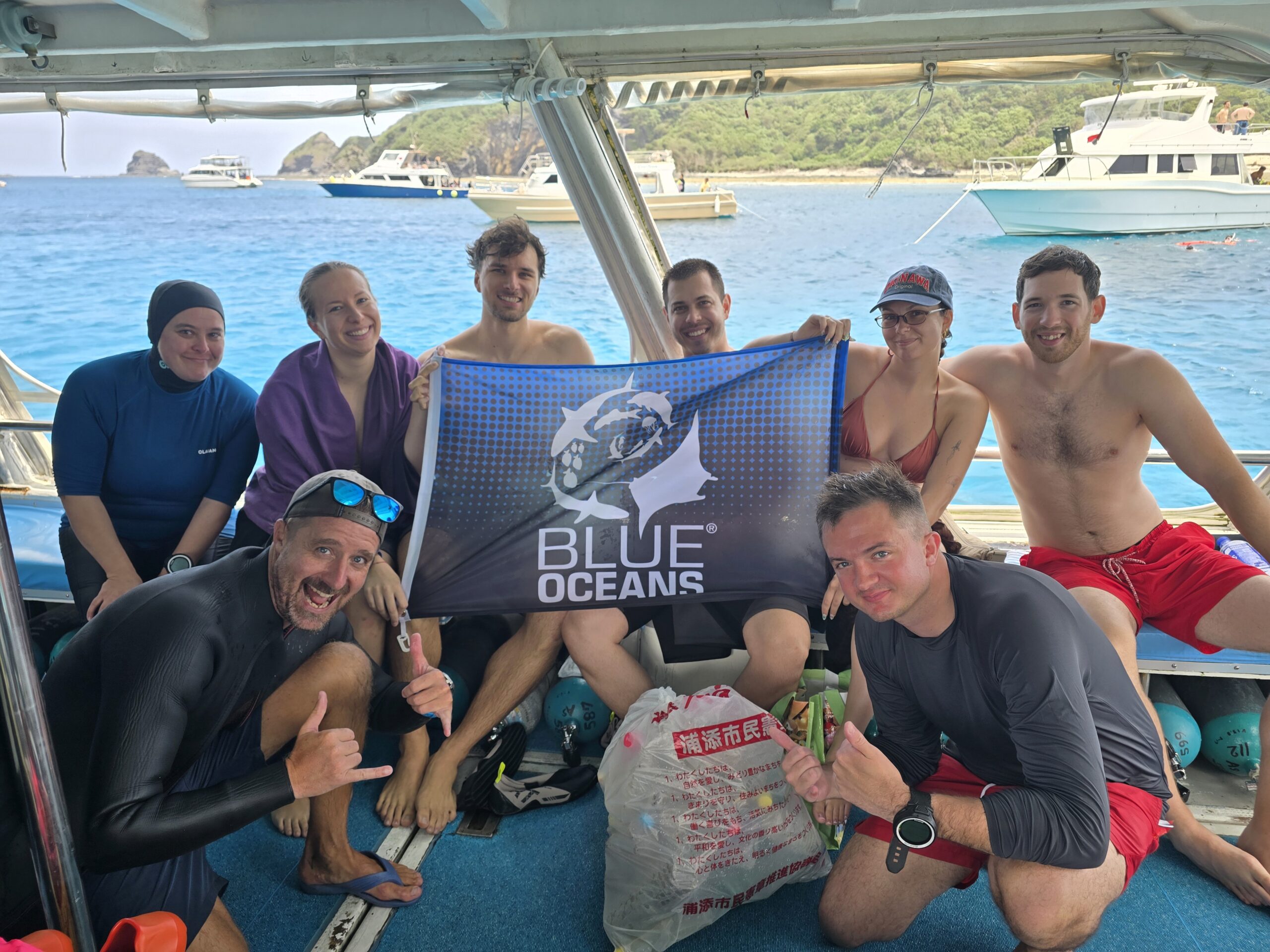 SEAKERSのお客様が海洋ゴミを回収している様子