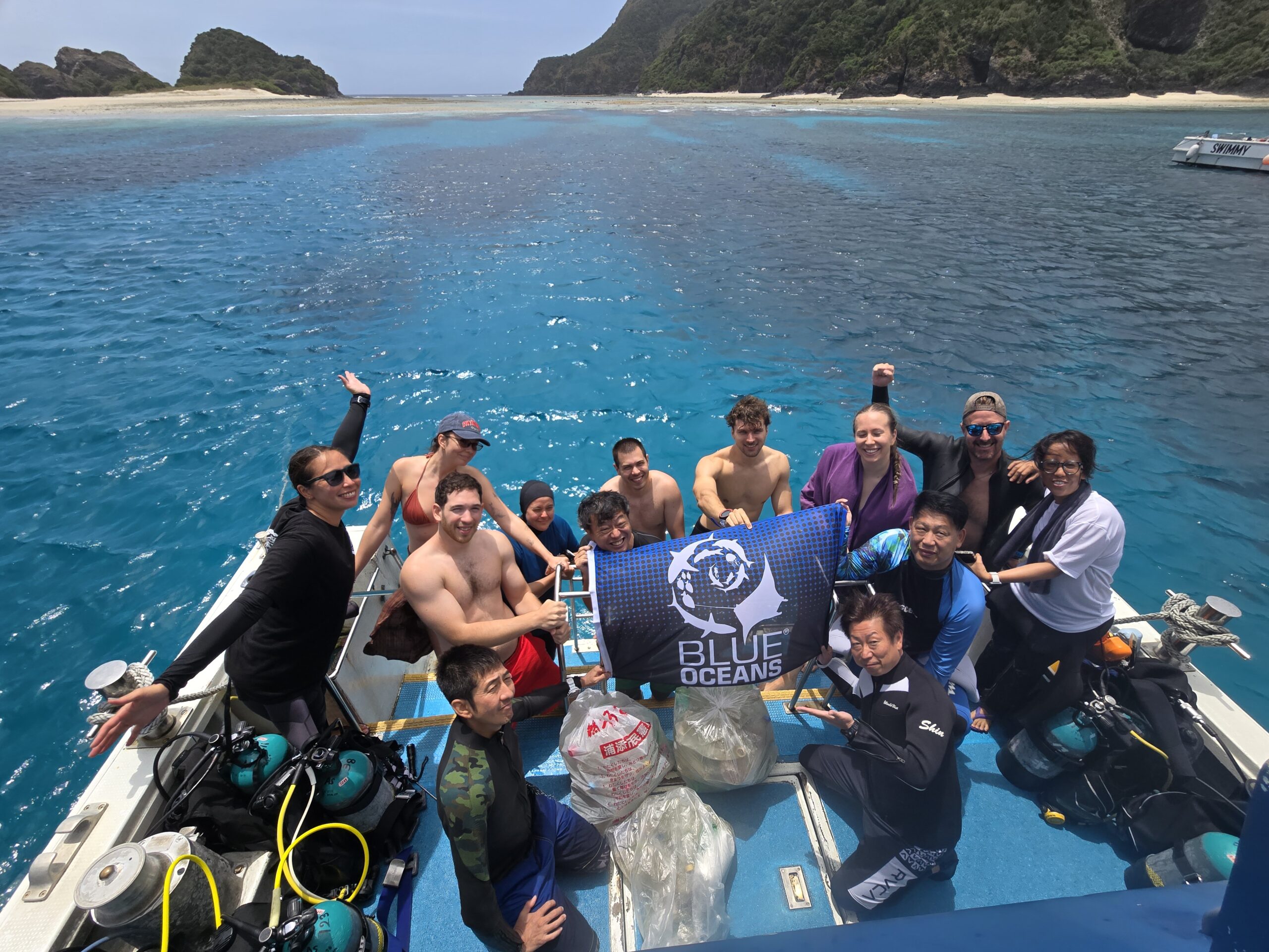 SEAKERSのお客様が水中でゴミを回収している様子
